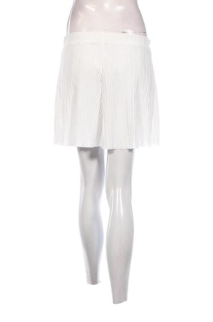 Γυναικείο κοντό παντελόνι Boohoo, Μέγεθος M, Χρώμα Λευκό, Τιμή 6,39 €
