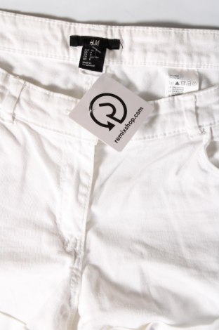 Pantaloni scurți de femei H&M, Mărime M, Culoare Alb, Preț 29,92 Lei