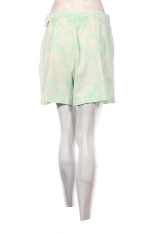 Γυναικείο κοντό παντελόνι Nike, Μέγεθος M, Χρώμα Πράσινο, Τιμή 21,83 €