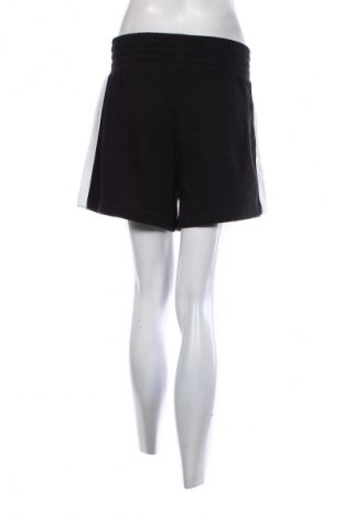 Γυναικείο κοντό παντελόνι PUMA, Μέγεθος S, Χρώμα Μαύρο, Τιμή 21,83 €