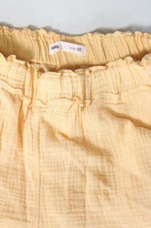 Дамски къс панталон Sinsay, Размер XS, Цвят Жълт, Цена 10,83 лв.