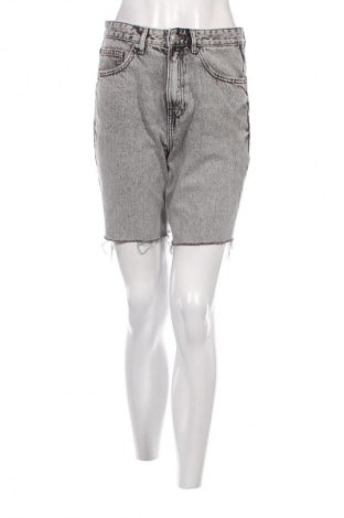 Дамски къс панталон Sinsay, Размер M, Цвят Сив, Цена 10,83 лв.