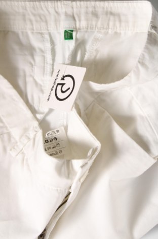 Дамски къс панталон United Colors Of Benetton, Размер XL, Цвят Бял, Цена 20,46 лв.