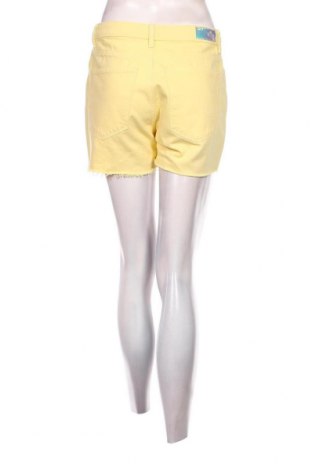 Дамски къс панталон Vero Moda, Размер S, Цвят Жълт, Цена 12,00 лв.