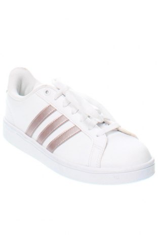 Дамски обувки Adidas, Размер 40, Цвят Бял, Цена 89,00 лв.