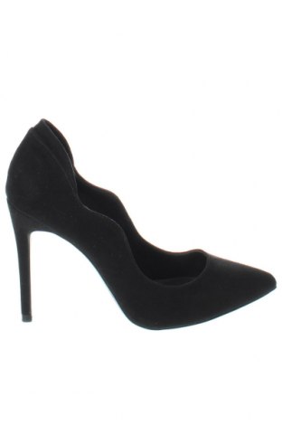 Дамски обувки Bershka, Размер 37, Цвят Черен, Цена 73,30 лв.