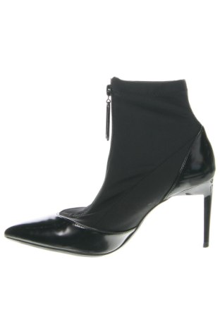 Дамски обувки Bershka, Размер 37, Цвят Черен, Цена 23,29 лв.