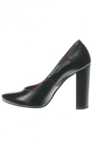 Дамски обувки Lasocki, Размер 37, Цвят Черен, Цена 105,57 лв.
