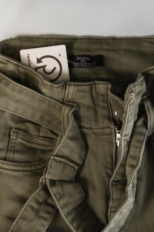 Дамски панталон Bershka, Размер XXS, Цвят Зелен, Цена 16,62 лв.