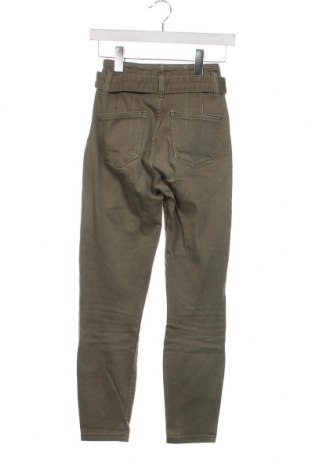 Дамски панталон Bershka, Размер XXS, Цвят Зелен, Цена 16,62 лв.