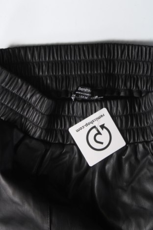 Γυναικείο παντελόνι Bershka, Μέγεθος M, Χρώμα Μαύρο, Τιμή 7,18 €