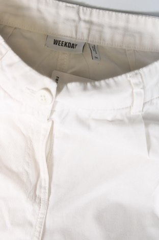 Damskie spodnie Weekday, Rozmiar XS, Kolor Biały, Cena 56,55 zł