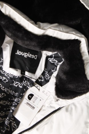 Γυναικείο μπουφάν Desigual, Μέγεθος XS, Χρώμα Λευκό, Τιμή 88,79 €