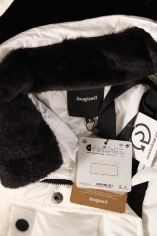 Γυναικείο μπουφάν Desigual, Μέγεθος XL, Χρώμα Λευκό, Τιμή 95,62 €