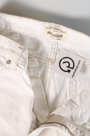 Мъжки къс панталон Pull&Bear, Размер M, Цвят Бял, Цена 46,55 лв.