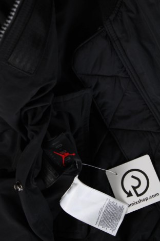 Мъжко яке Air Jordan Nike, Размер M, Цвят Черен, Цена 285,75 лв.