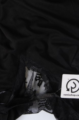 Рокля Zara Trafaluc, Размер XS, Цвят Черен, Цена 19,38 лв.