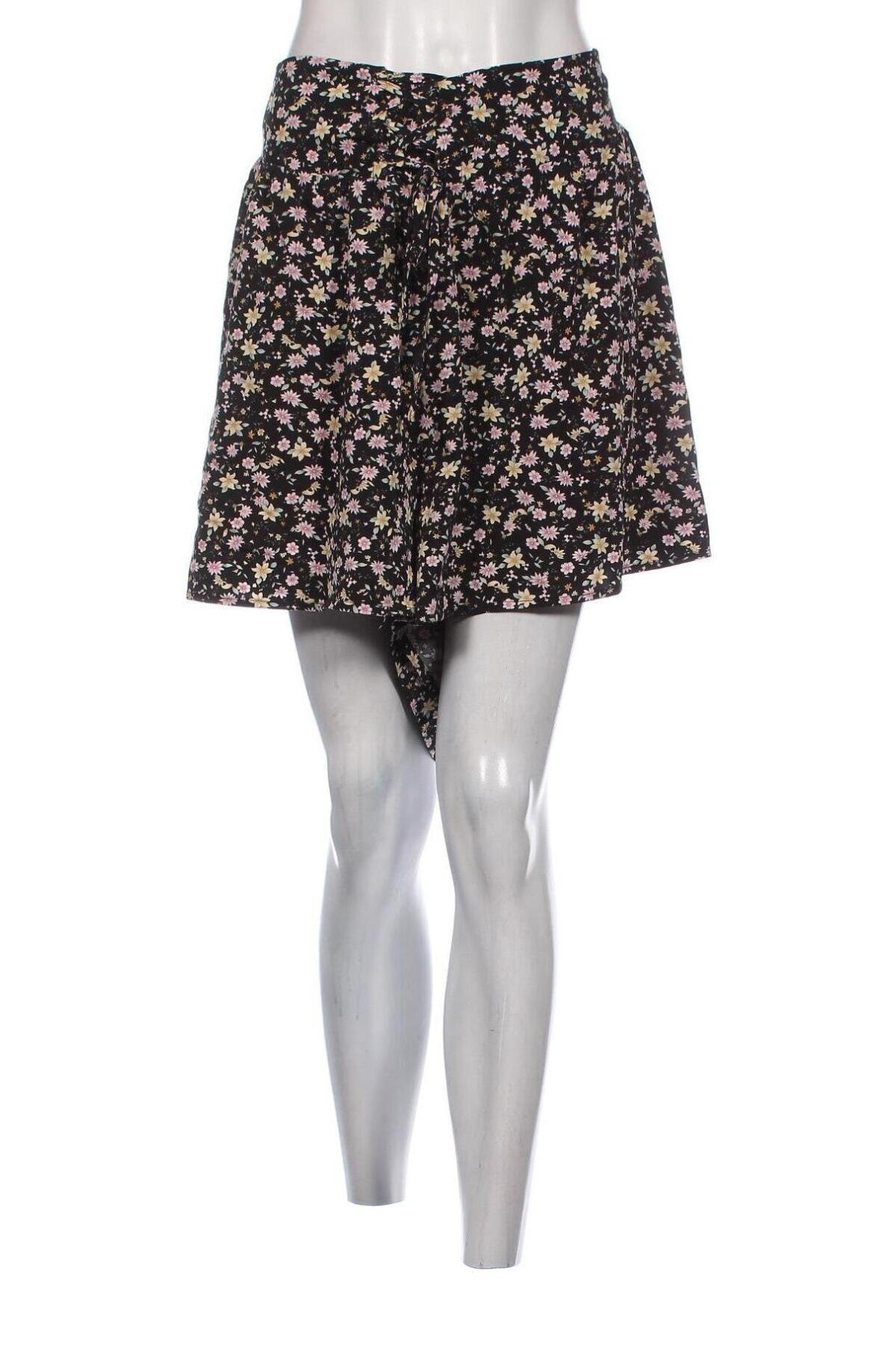 Дамски къс панталон SHEIN, Размер 5XL, Цвят Многоцветен, Цена 11,40 лв.