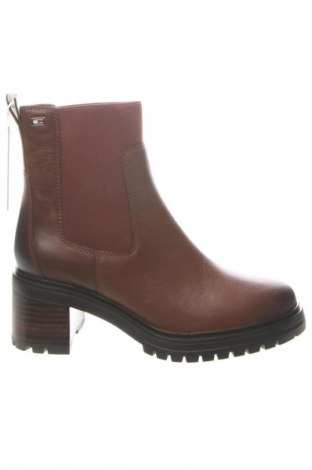 Дамски боти Tommy Hilfiger, Размер 39, Цвят Кафяв, Цена 204,99 лв.