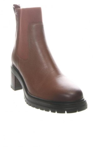 Дамски боти Tommy Hilfiger, Размер 39, Цвят Кафяв, Цена 204,99 лв.