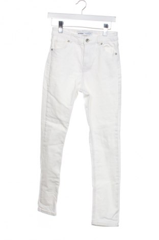 Γυναικείο Τζίν Bershka, Μέγεθος XS, Χρώμα Λευκό, Τιμή 7,99 €