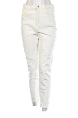Blugi de femei Bershka, Mărime M, Culoare Ecru, Preț 98,99 Lei