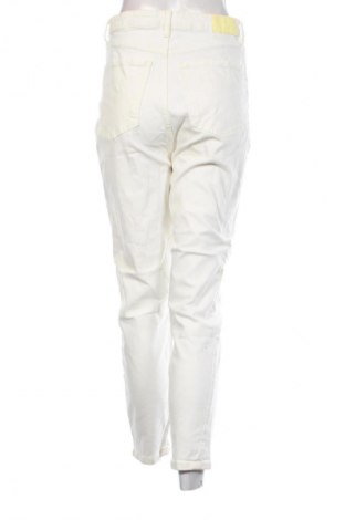 Blugi de femei Bershka, Mărime M, Culoare Ecru, Preț 98,99 Lei