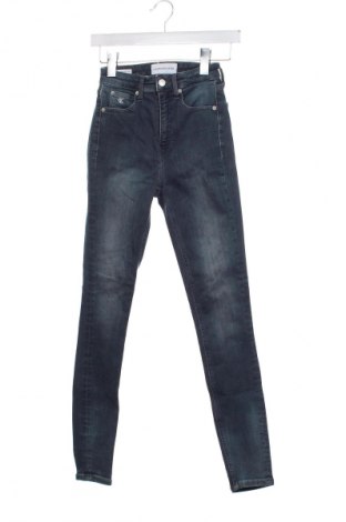 Damskie jeansy Calvin Klein Jeans, Rozmiar XXS, Kolor Niebieski, Cena 90,99 zł