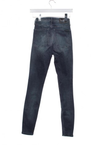 Damskie jeansy Calvin Klein Jeans, Rozmiar XXS, Kolor Niebieski, Cena 90,99 zł