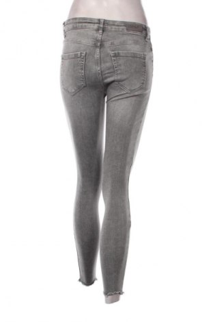 Damskie jeansy ONLY, Rozmiar S, Kolor Szary, Cena 111,99 zł