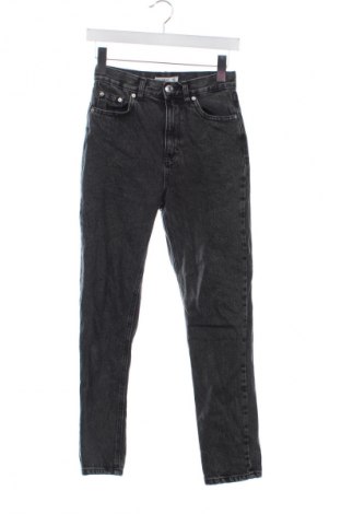 Damskie jeansy Pull&Bear, Rozmiar XS, Kolor Szary, Cena 95,99 zł