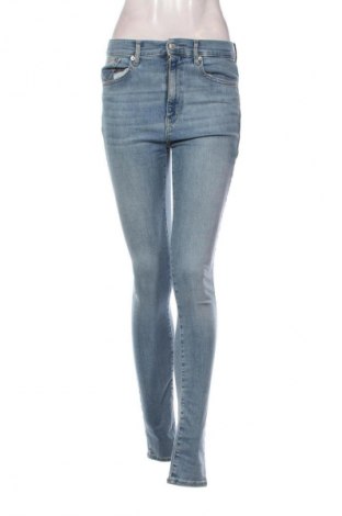 Damskie jeansy Tommy Jeans, Rozmiar S, Kolor Niebieski, Cena 564,99 zł