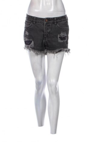 Дамски къс панталон BSB Jeans, Размер M, Цвят Сив, Цена 20,99 лв.