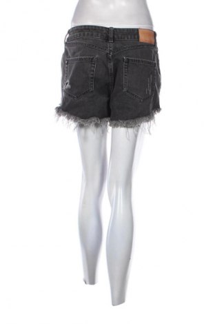 Дамски къс панталон BSB Jeans, Размер M, Цвят Сив, Цена 20,99 лв.