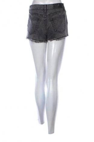Pantaloni scurți de femei Cheap Monday, Mărime S, Culoare Gri, Preț 89,00 Lei