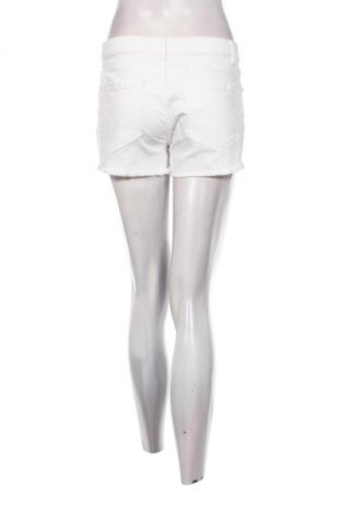 Pantaloni scurți de femei Pimkie, Mărime M, Culoare Alb, Preț 64,99 Lei