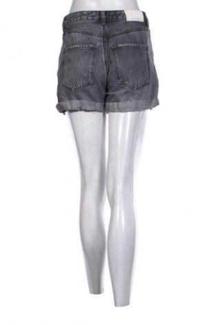 Damen Shorts Stradivarius, Größe S, Farbe Grau, Preis 11,25 €