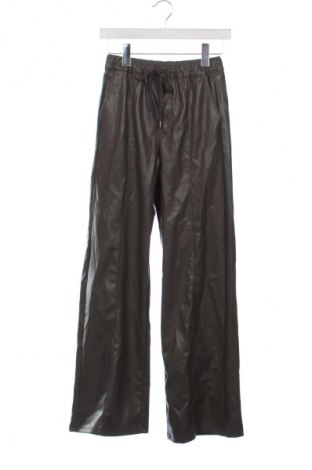 Γυναικείο παντελόνι Pull&Bear, Μέγεθος XS, Χρώμα Πράσινο, Τιμή 9,99 €