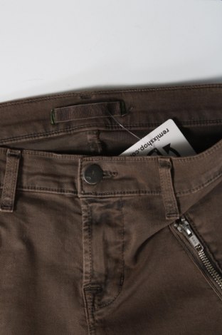 Дамски панталон J Brand, Размер XS, Цвят Кафяв, Цена 9,52 лв.