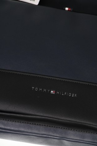 Чанта за лаптоп Tommy Hilfiger, Цвят Син, Цена 193,99 лв.