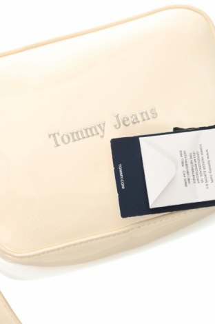 Дамска чанта Tommy Jeans, Цвят Екрю, Цена 151,99 лв.