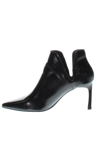 Botine de damă Zara Trafaluc, Mărime 38, Culoare Negru, Preț 104,73 Lei