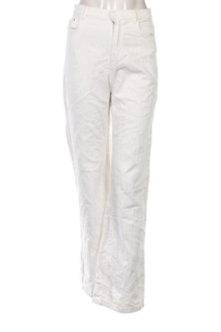 Γυναικείο Τζίν Bershka, Μέγεθος S, Χρώμα Λευκό, Τιμή 9,87 €
