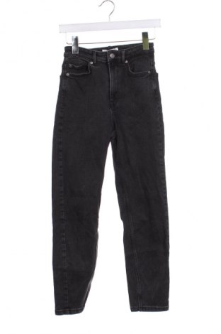 Dámske džínsy  Pull&Bear, Veľkosť XS, Farba Čierna, Cena  8,22 €