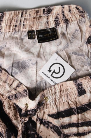Дамски къс панталон Bpc Bonprix Collection, Размер XL, Цвят Многоцветен, Цена 19,00 лв.
