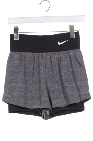 Дамски къс панталон Nike, Размер XS, Цвят Сив, Цена 46,20 лв.