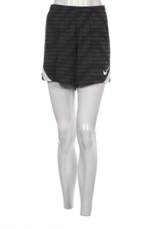 Γυναικείο κοντό παντελόνι Nike, Μέγεθος XL, Χρώμα Μαύρο, Τιμή 21,03 €