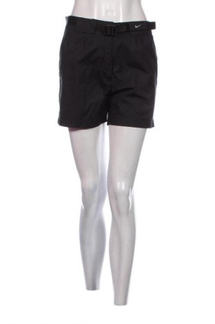 Γυναικείο κοντό παντελόνι Nike, Μέγεθος M, Χρώμα Μαύρο, Τιμή 27,31 €