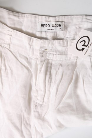 Pantaloni scurți de femei Vero Moda, Mărime M, Culoare Alb, Preț 65,79 Lei