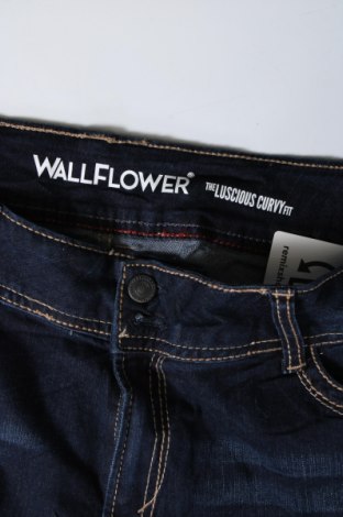 Pantaloni scurți de femei Wallflower, Mărime L, Culoare Albastru, Preț 37,50 Lei